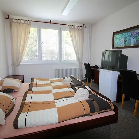 杜姆阿里欧酒店 *